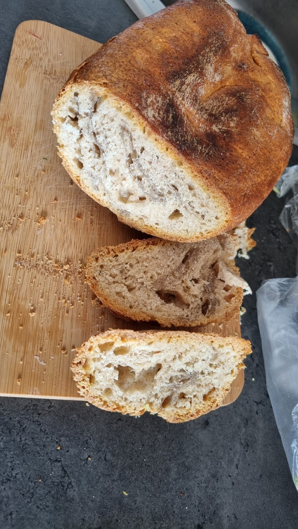 Frisch aufgeschnittenes Brot für den Sonntagsbrunch