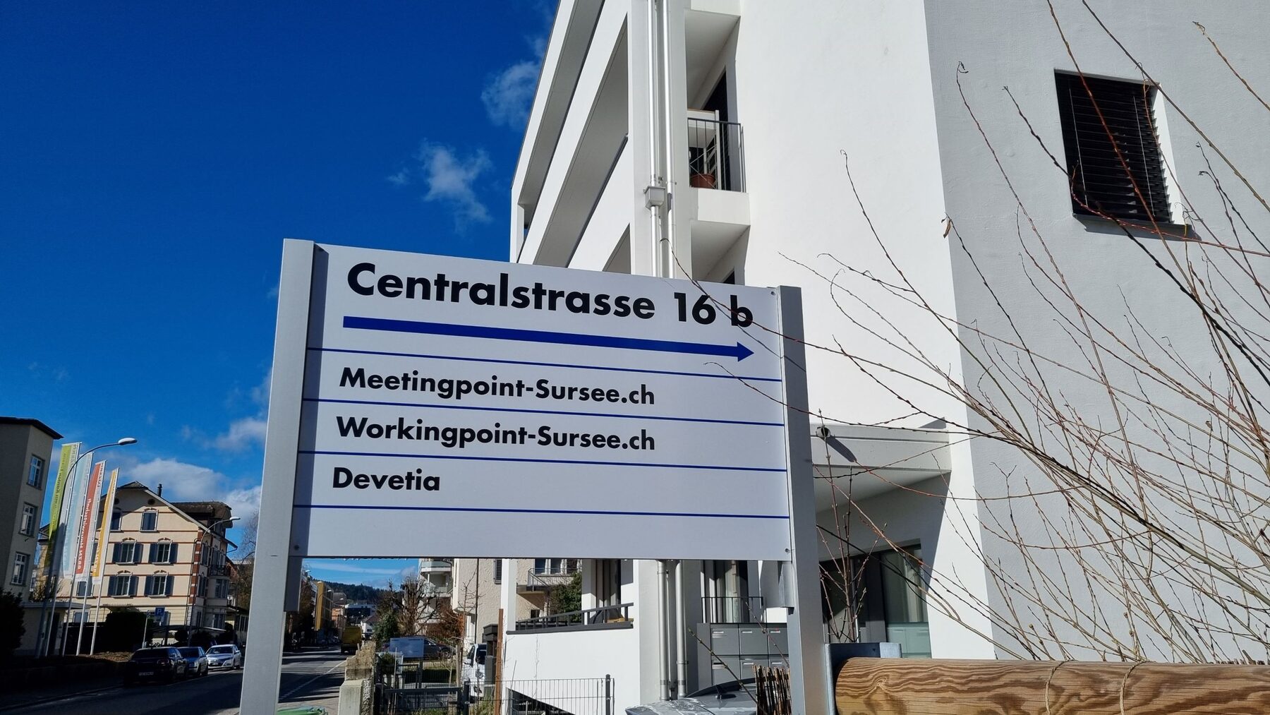 Wegweiser an der Centralstrasse 16 b