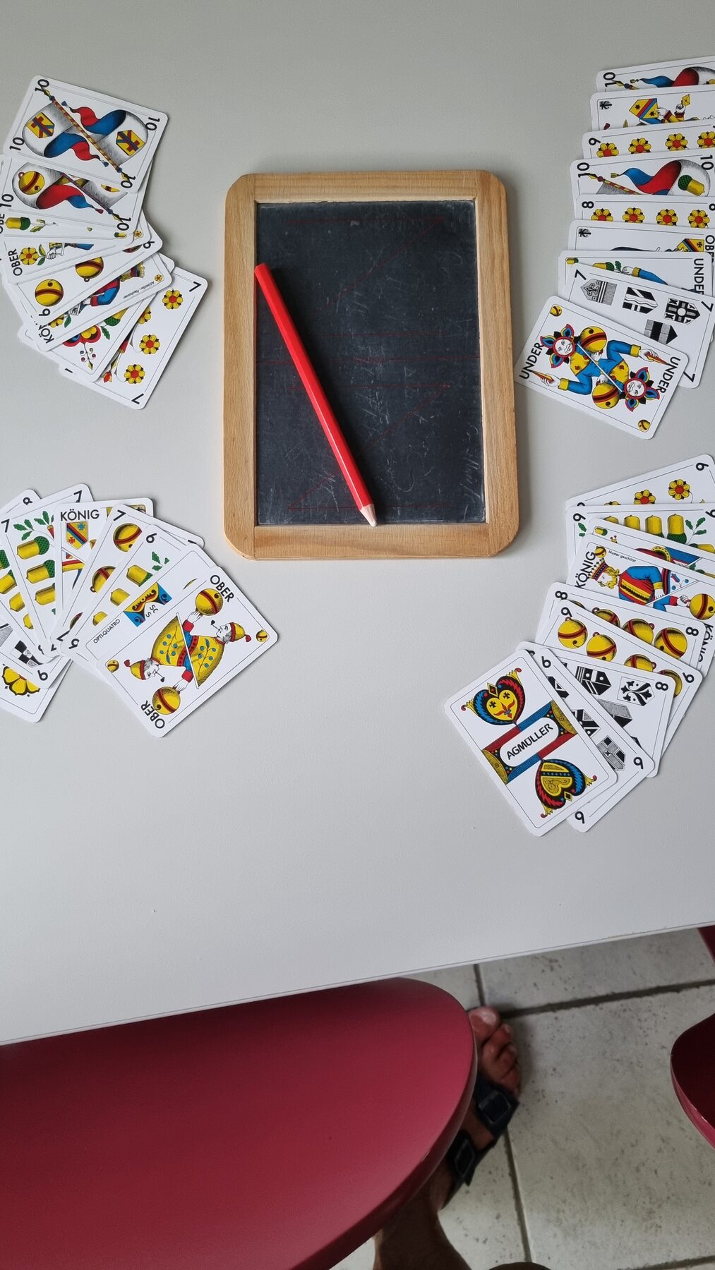 Jasskarten und eine kleine Wandtafel