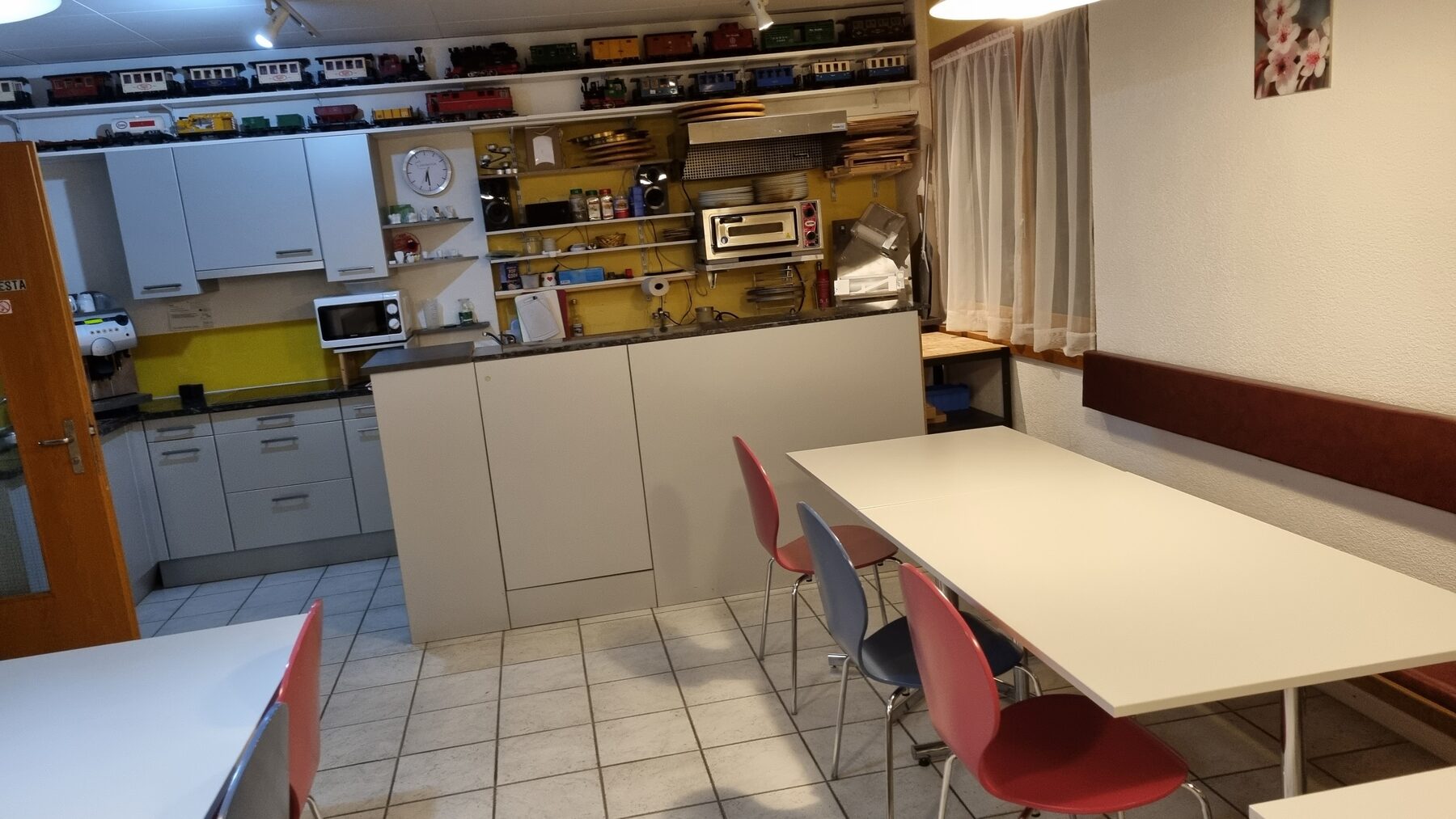 Die Kantine mit Küche und langem Tisch