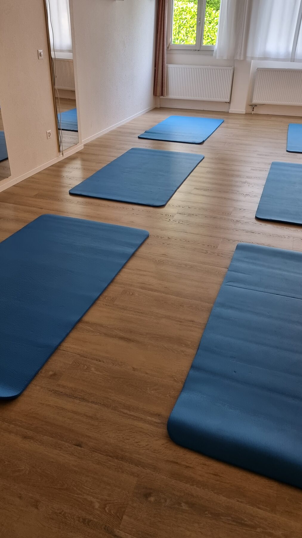 Matten ausgelegt im Meditations- und Tanzraum